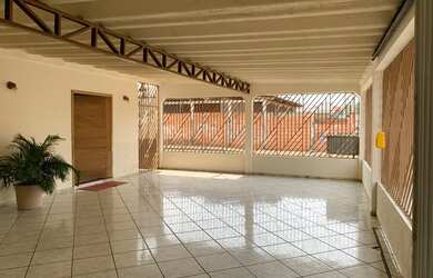 Imagem: A casa possui 3 Dormitórios, 1 Banheiro, 4 Vagas na garagem