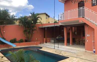 Imagem: A casa possui 4 Dormitórios, 4 Banheiros, 4 Vagas na garagem