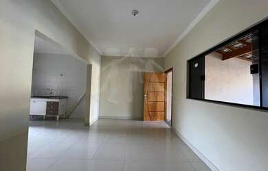 Imagem: A casa possui 3 Dormitórios, 2 Banheiros, 2 Vagas na garagem