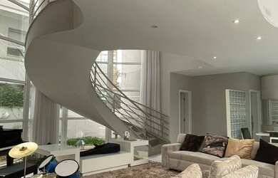 Imagem: A casa possui 5 Dormitórios, 5 Banheiros, 5 Vagas na garagem