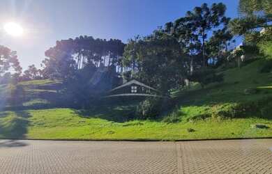 Imagem: O terreno possui 840m² de Área e está localizado em Gramado