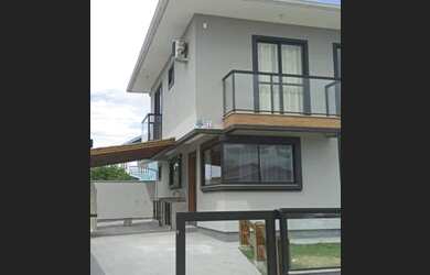 Imagem: A casa possui 2 Dormitórios, 3 Banheiros, 2 Vagas na garagem