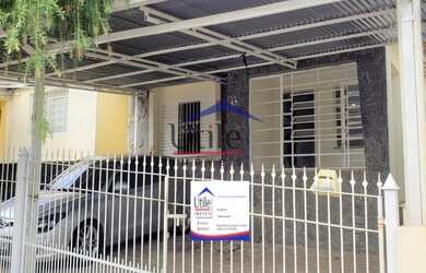 Imagem: A casa possui 3 Dormitórios, 1 Banheiro, 2 Vagas na garagem