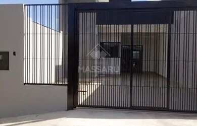 Imagem: A casa possui 3 Dormitórios, 2 Banheiros, 2 Vagas na garagem