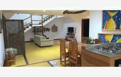 Imagem: A casa possui 3 Dormitórios, 3 Banheiros, 4 Vagas na garagem