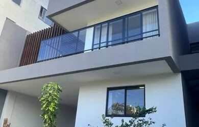 Imagem: A casa possui 4 Dormitórios, 5 Banheiros, 3 Vagas na garagem