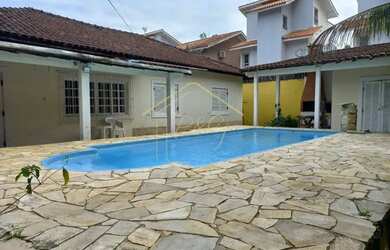 Imagem: A casa possui 5 Dormitórios, 3 Banheiros, 4 Vagas na garagem