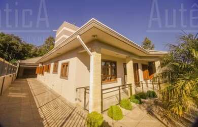 Imagem: A casa possui 3 Dormitórios, 3 Banheiros, 213m² de Área e