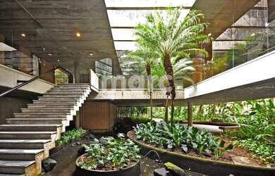 Imagem: A casa possui 4 Dormitórios, 5 Banheiros, 975m² de Área e