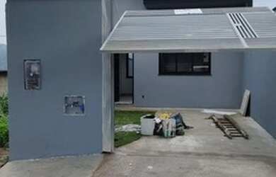 Imagem: A casa possui 2 Dormitórios, 1 Banheiro, 2 Vagas na garagem