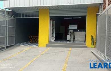 Imagem: O depósito para alugar possui 4 Vagas na garagem e 329m² de