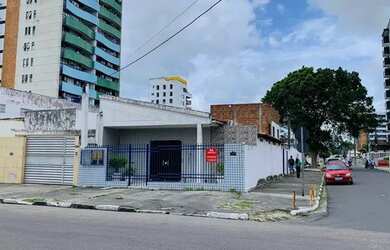 Imagem: A casa à venda possui 5 Dormitórios, 4 Banheiros e 1 Vaga