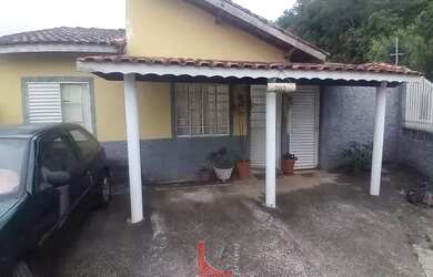 Imagem: A casa possui 3 Dormitórios, 1 Banheiro, 2 Vagas na garagem