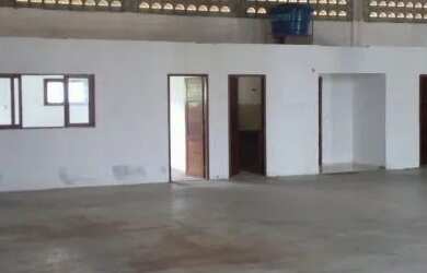 Imagem: O depósito possui 5 Vagas na garagem, 432m² de Área e está