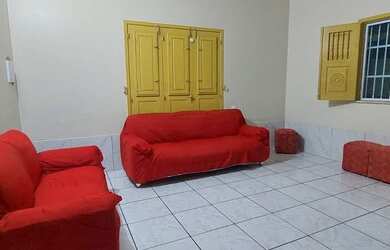 Imagem: A casa possui 3 Dormitórios, 2 Banheiros, 3 Vagas na garagem