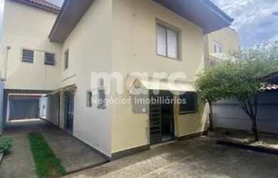 Imagem: A casa possui 3 Dormitórios, 2 Banheiros, 5 Vagas na garagem