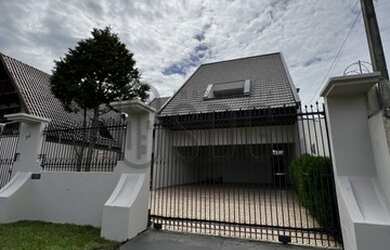 Imagem: A casa possui 5 Dormitórios, 3 Banheiros, 5 Vagas na garagem