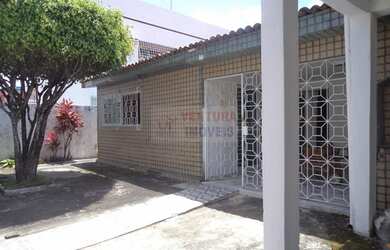 Imagem: A casa possui 3 Dormitórios, 1 Banheiro, 4 Vagas na garagem