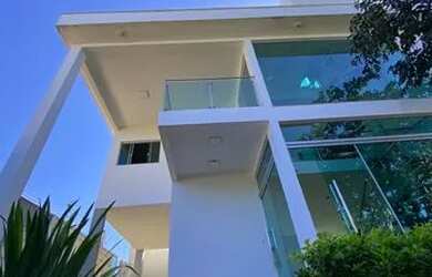 Imagem: A casa em condomínio possui 4 Dormitórios, 2 Vagas na garagem