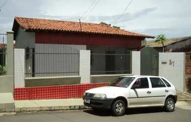 Imagem: A casa possui 2 Dormitórios, 2 Banheiros, 2 Vagas na garagem