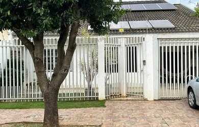 Imagem: A casa possui 3 Dormitórios, 2 Banheiros, 3 Vagas na garagem