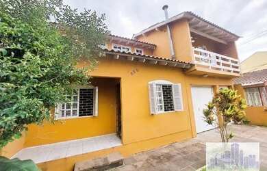 Imagem: A casa possui 4 Dormitórios, 2 Banheiros, 1 Vaga na garagem