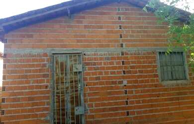 Imagem: A casa possui 2 Dormitórios, 1 Banheiro e está localizado