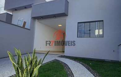 Imagem: A casa possui 3 Dormitórios, 1 Banheiro, 2 Vagas na garagem