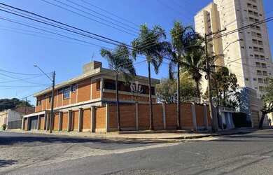 Imagem: A casa possui 5 Dormitórios, 5 Banheiros, 5 Vagas na garagem