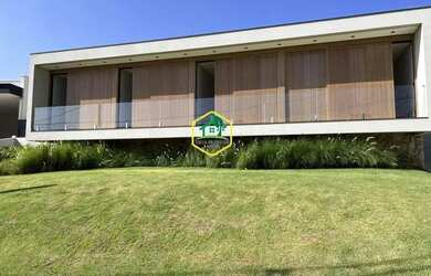 Imagem: A casa em condomínio possui 4 Dormitórios, 5 Banheiros, 4