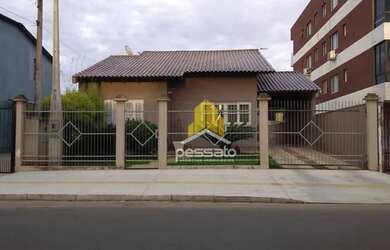 Imagem: A casa possui 3 Dormitórios, 2 Banheiros, 4 Vagas na garagem