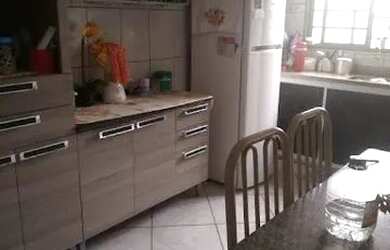 Imagem: A casa possui 2 Dormitórios, 2 Banheiros, 2 Vagas na garagem