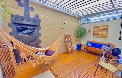 Imagem: A casa possui 3 Dormitórios, 2 Banheiros, 2 Vagas na garagem