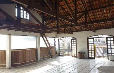 Imagem: A casa possui 5 Dormitórios, 5 Banheiros, 2 Vagas na garagem