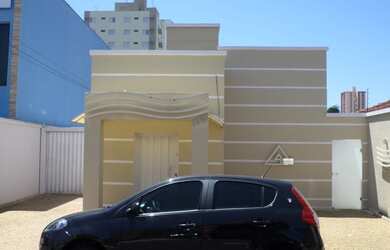 Imagem: A casa possui 5 Dormitórios, 3 Banheiros, 2 Vagas na garagem