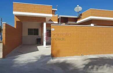 Imagem: A casa possui 3 Dormitórios, 2 Banheiros, 1 Vaga na garagem