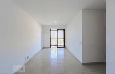 Imagem: O apartamento possui 3 Dormitórios, 1 Banheiro, 1 Vaga na garagem