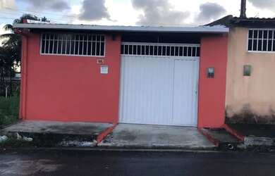 Imagem: A casa possui 3 Dormitórios, 2 Banheiros, 2 Vagas na garagem