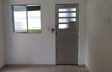 Imagem: A casa possui 2 Dormitórios e 1 Banheiro e está localizado