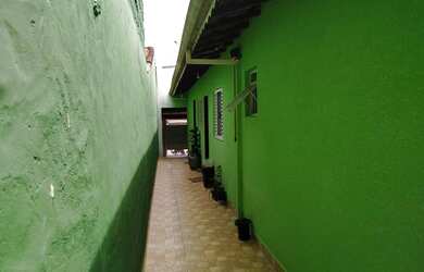 Imagem: A casa possui 2 Dormitórios, 1 Banheiro, 2 Vagas na garagem