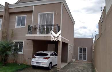 Imagem: A casa possui 3 Dormitórios, 2 Banheiros, 3 Vagas na garagem