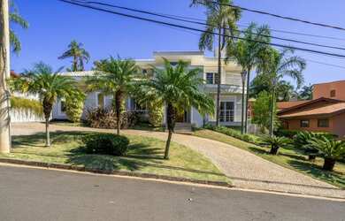 Imagem: A casa em condomínio possui 4 Dormitórios, 5 Banheiros, 2