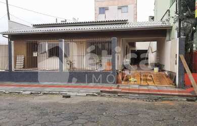 Imagem: A casa possui 2 Dormitórios, 2 Banheiros, 3 Vagas na garagem