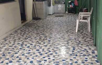 Imagem: A casa possui 2 Dormitórios, 1 Banheiro, 2 Vagas na garagem