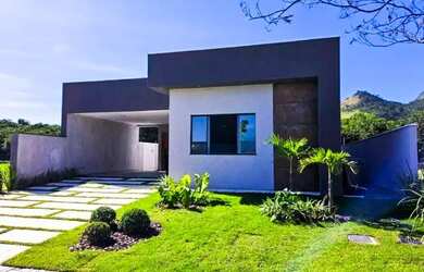 Imagem: A casa possui 3 Dormitórios, 2 Banheiros, 2 Vagas na garagem