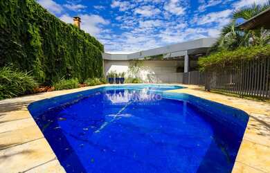 Imagem: A casa possui 4 Dormitórios, 2 Banheiros, 5 Vagas na garagem