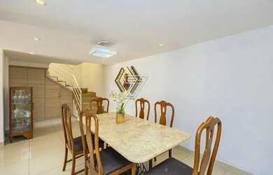 Imagem: A casa possui 3 Dormitórios, 4 Banheiros, 3 Vagas na garagem