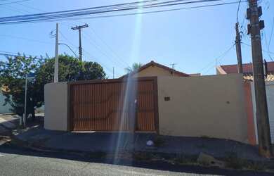 Imagem: A casa possui 2 Dormitórios, 1 Banheiro, 2 Vagas na garagem