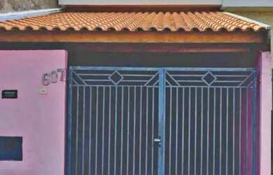 Imagem: A casa possui 2 Dormitórios, 1 Banheiro, 1 Vaga na garagem