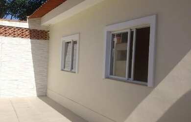 Imagem: A casa possui 3 Dormitórios, 1 Banheiro, 1 Vaga na garagem